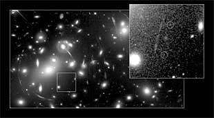 Zona del cielo captada por el telescopio  Hubble  y, a la derecha, aumentada, el área en la que se observa una imagen doble de la galaxia en formación.