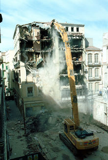Derriban un edificio en el centro de Málaga