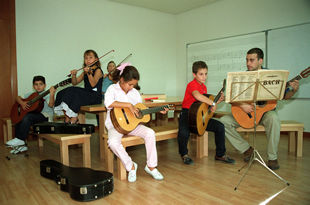 Un grupo de niños recibía clases el viernes pasado en la escuela de música Iniciativas Musicales, de Granada.
