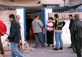 Imágenes de una redada policial en el barrio valenciano de Natzaret.