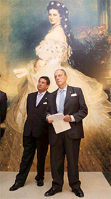Francisco Vázquez y Manuel Fraga, en la exposición  Isabel de Austria. 