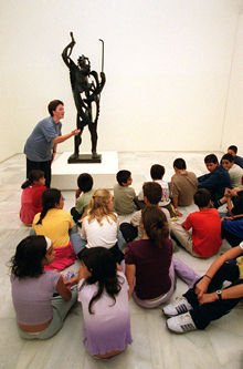 Unos niños, en uno de los talleres infantiles del Reina Sofía.