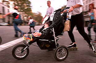 Miles de barceloneses viven un día sobre ruedas
