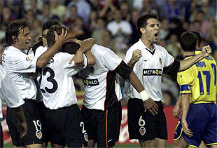 Los jugadores del Valencia se abrazan a salva tras su gol.