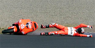 Max Biaggi sufre una espectacular caída, que le aleja del título.