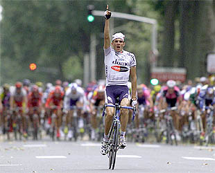 Richard Virenque entra vencedor en Tours.