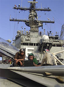 Soldados estadounidenses, en el portaaviones  Enterprise .