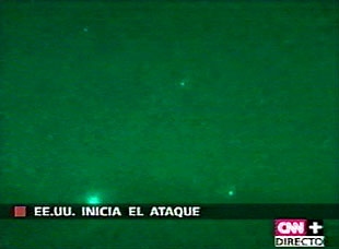 Imagen tomada de la cadena CNN+ que muestra el bombardeo sobre Kabul durante el primer ataque.