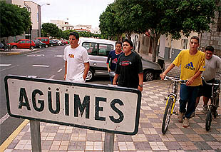 Un grupo de adolescentes en la localidad canaria de Agüimes.
