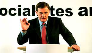 Joan Ignasi Pla, secretario general de los socialistas valencianos, ayer, en la sede del PSPV.