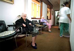 Residentes en el centro  pirata  de la calle de Gaztambide, en Chamberí.