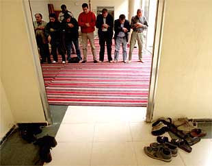 Un grupo de musulmanes reza en la Mezquita de Madrid.