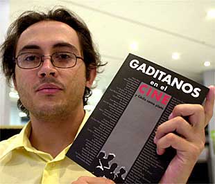 José Manuel Serrano muestra su libro.