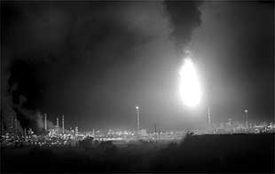 Vista nocturna de una parte de la refinería de petróleo de Tarragona.