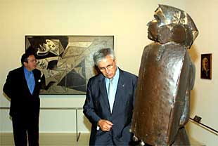 El alcalde de Barcelona, Joan Clos, ante La Montserrat, de Julio González.