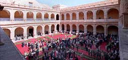 Panorámica del claustro del monasterio de Sant Miquel dels Reis, con los invitados a la recepción.