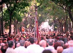La comitiva oficial acompaña a la  Senyera  hasta el monumento a Jaume I en el Parterre.