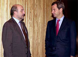 Joaquín Almunia, presidente de la Comisión de Presupuestos, junto a Juan Costa, ayer en el Congreso.