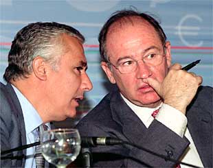 Rodrigo Rato conversa con Javier Arenas.