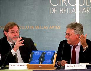 Juan Luis Cebrián y Felipe González, durante la presentación del libro.