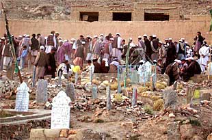 Habitantes de Kabul entierran a las cuatro víctimas de la organización ATC que fallecieron en los bombardeos.