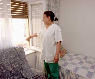 Una mujer muestra la ventana de la residencia de gaztambide desde la que se arrojó una anciana.