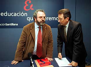 Jon Juaristi, a la izquierda, y el presidente de Santillana, Emiliano Martínez.