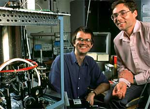 Eric Cornell (izquierda) y Carl Wieman, en una foto de 1995, junto al aparato utilizado en sus experimentos.