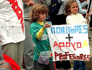 Dos niñas portan una pancarta en la concentración celebrada ayer en Sevilla.