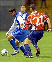 Víctor intenta regatear a Ecker.