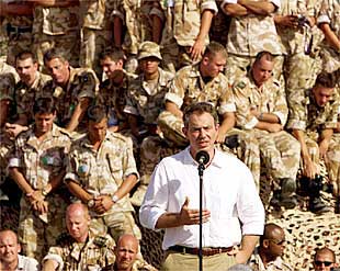 TONY BLAIR ARENGA A SUS TROPAS.