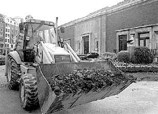 Una excavadora trabajaba ayer en el acondicionamiento del exterior del Museo de Bellas Artes.