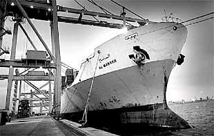 El barco de mercancías    Al Manakh , poco antes de zarpar rumbo a Bagdad con 50 toneladas de material escolar.