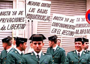 Familiares de agentes protestaron ayer mientras se celebraban los actos.