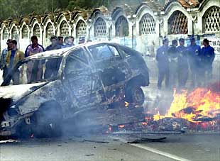 Empleados de Izar, en la factoría de Puerto Real (Cádiz) durante las protestas efectuadas ayer.