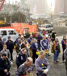Los equipos de rescate guardan un minuto de silencio en Nueva York, un mes después del 11 de septiembre.