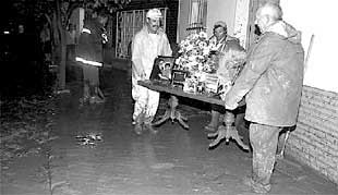 El temporal de lluvias obligó ayer a cortar el tráfico en la autovía A-92.