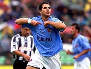 El delantero del Chievo, Perrota, celebra un gol contra el Udinese.