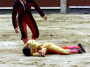 Las cuadrillas corren a coger a Mariano Jiménez, que había sido cogido de forma espeluznante en el primer toro.