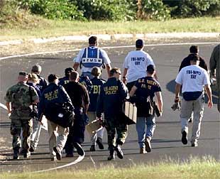 Investigadores del FBI buscan pistas alrededor del Pentágono tras el atentado del 11 de septiembre.