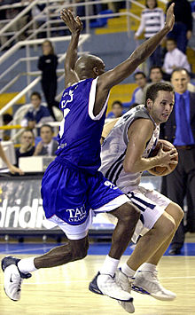 Raúl López avanza con la pelota ante la oposición de Bennett.