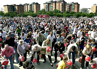 2.600 personas botando 2.600 pelotas