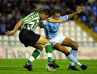 Joaquín intenta regatear a Luccin.