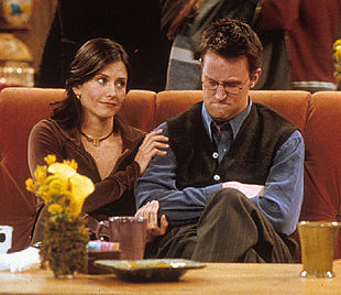 Matthew Perry (Chandler) y Courtney Cox (Mónica), en una imagen de Friends.