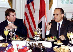 El príncipe Andrés y el alcalde Guiliani, durante el desayuno previo al anuncio de la condecoración.