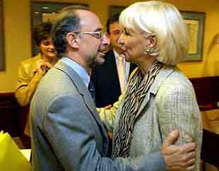 Cristóbal Montoro y Teófila Martínez, ayer, en Sevilla.