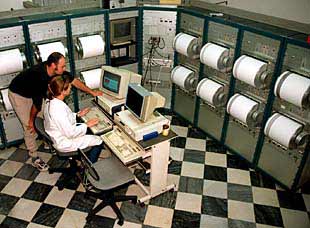 Investigadores del Instituto de Prevención de Desastres Sísmicos, en una sala de sismómetros.