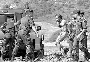 Desnudos contra el Canal de Navarra