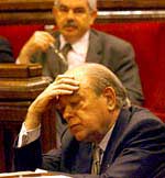 Jordi Pujol y Pasqual Maragall (detrás), durante un debate.