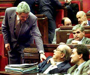 Jordi Pujol, a la derecha, y Pasqual Maragall durante el debate de la moción de censura.